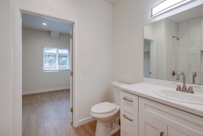 Building Photo - XL Studio - Newly renovated with large wal...