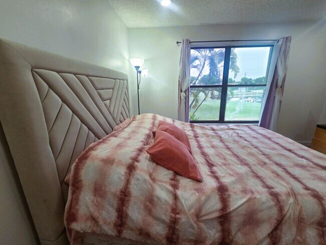 Building Photo - 5885 Northpointe Ln