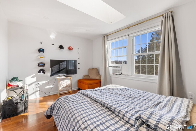 Building Photo - 133 Main St