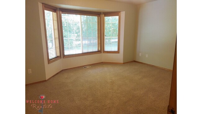 Building Photo - Wonderful rambler in amazing wooded commun...