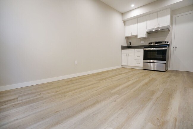 Building Photo - Mid City/Koreatown Recently Renovated Studio Available Now! Hurry Won't Last