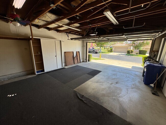 Building Photo - Single story 3 bed 2 bath in gated communi...