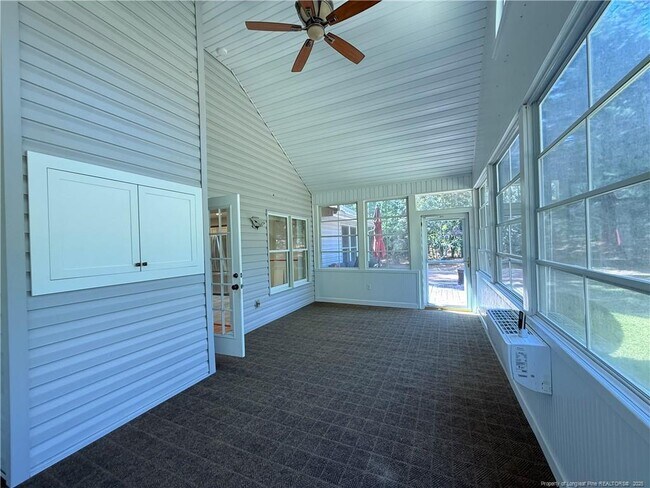 Building Photo - 995 Greenbriar Dr