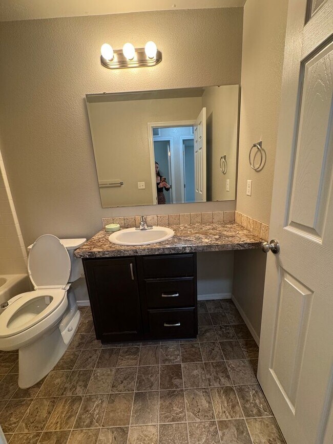 Building Photo - MOVE IN TODAY! Single level floorplan in d...