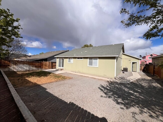 Building Photo - Centrally located 3 bedroom home in Fernley- 3 car garage
