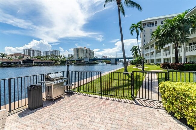 Building Photo - 2881 NE 32nd St