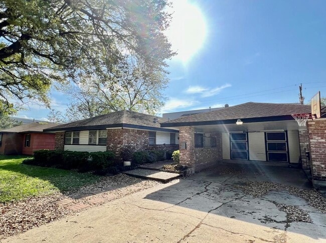 Building Photo - 2107 Restridge Dr