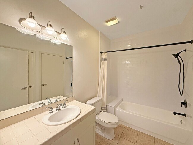 Building Photo - Modern Downtown Condo – 2BR/1BA in the Hea...