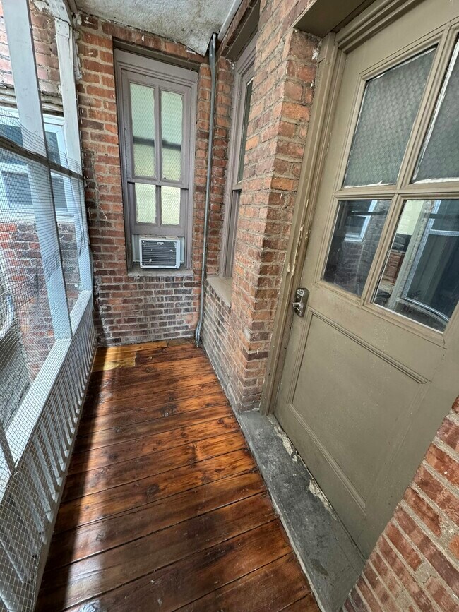 Building Photo - 109 1/2 East 6th Street, Unit 10