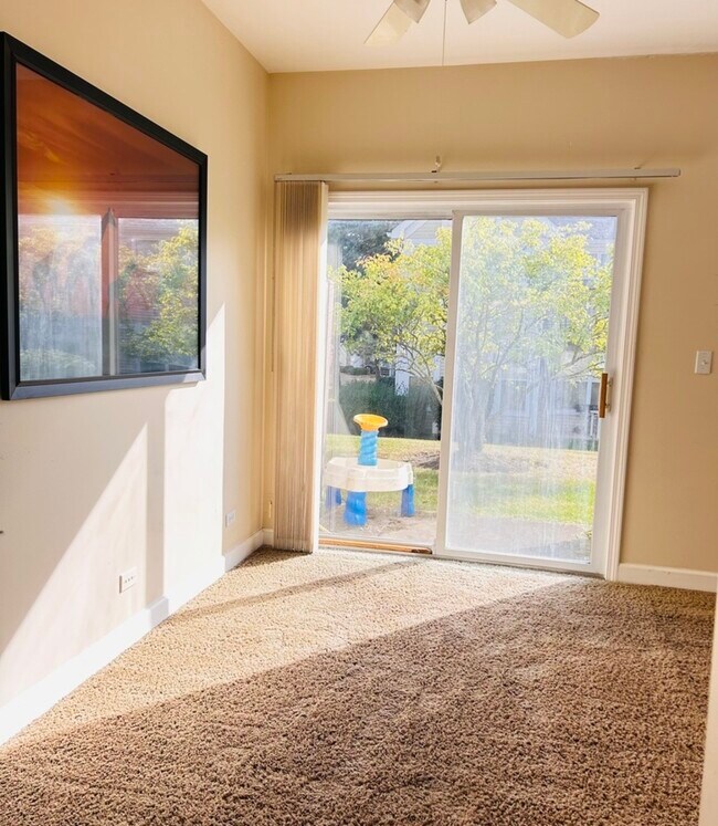 Building Photo - 988 Sheridan Cir