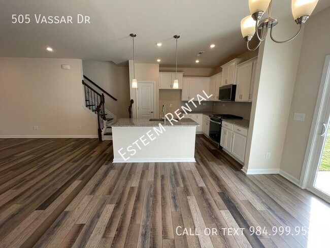 Building Photo - 505 Vassar Dr