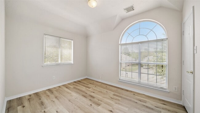 Building Photo - 9219 E Lakeside Dr