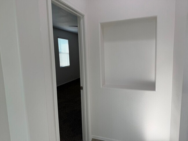 Building Photo - 1086 W Avalon Canyon Dr