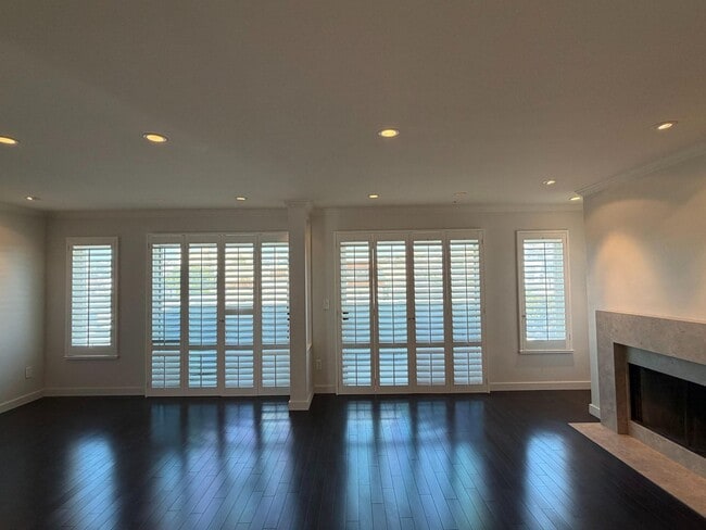 Building Photo - Luxury Pacific Heights 3BD/2.5BA with Private Rooftop Deck