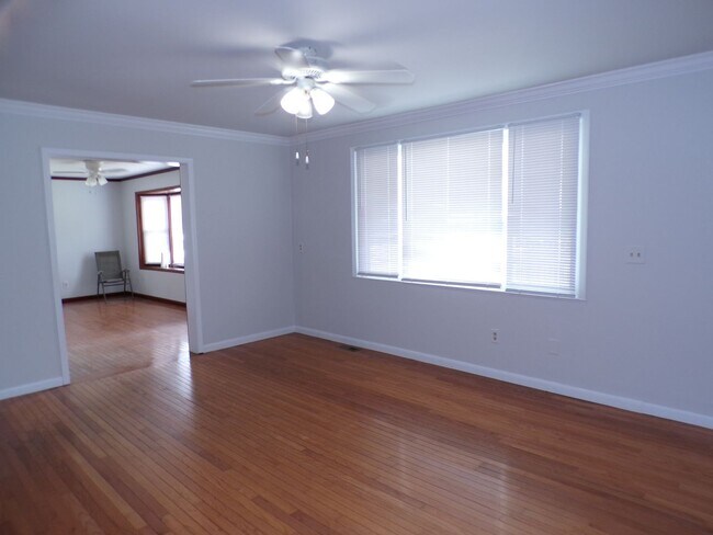 Building Photo - 3 BDRM, 2 BA Rambler w/ Basement - Great l...