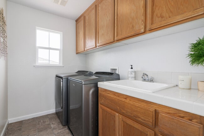 Building Photo - 411 Canyon Ct