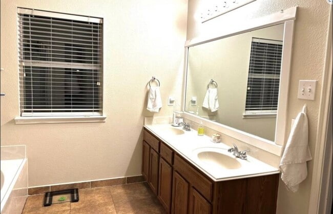 Building Photo - 1505 Hill Lockwoods Dr