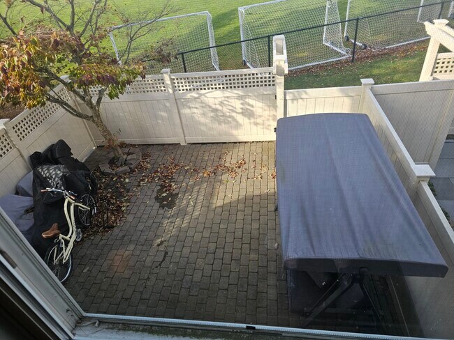 Building Photo - 11 Oak St