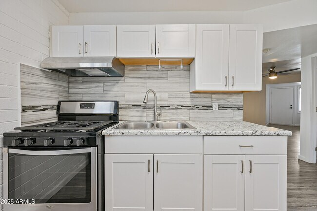 Building Photo - 1744 W Glendale Ave