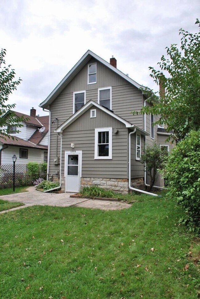 Building Photo - Huge 5-bed 2-bath house with 3rd level family room. Avail July 1 2026