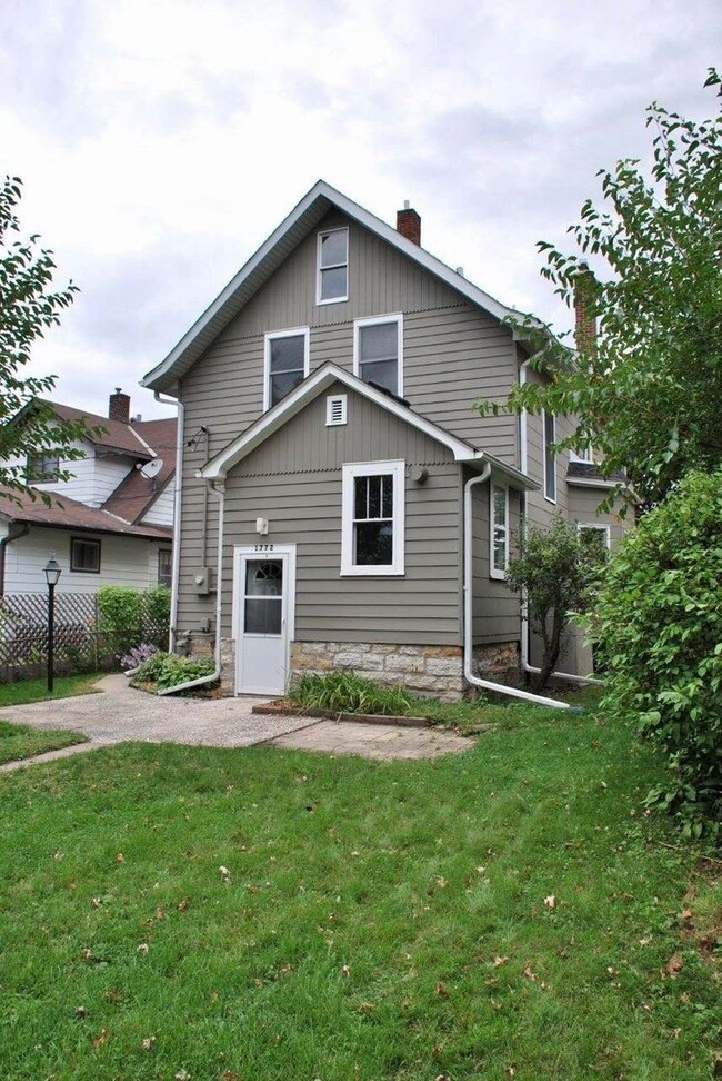 Building Photo - Huge 5-bed 2-bath house with 3rd level family room. Avail June 5 2026