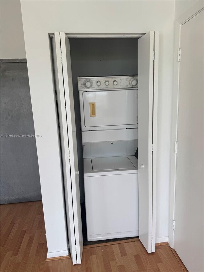 Building Photo - 10 SW South River Dr