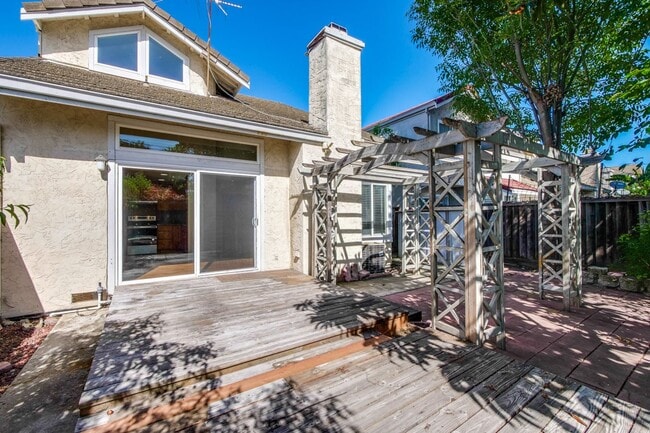 Building Photo - Hardwood Floors- A/C- Full Bedroom and Bath on First Floor: Fresh Paint