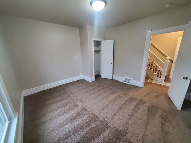 Building Photo - 4 Bedroom, 1 Bathroom home just South of Downtown!