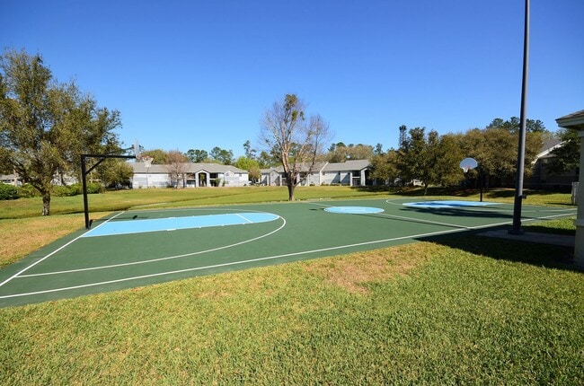 Building Photo - Windsor Park #1118 - On several bus routes to UF