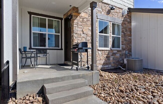 Building Photo - Gorgeous 3 bed/ 3.5 bath Condo At Heron La...