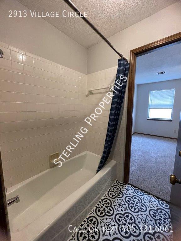 Building Photo - 2913 Village Cir
