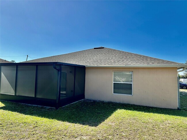 Building Photo - 536 Lakeview Dr