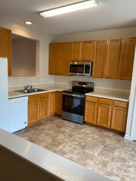 Building Photo - 102 Watertree Ln