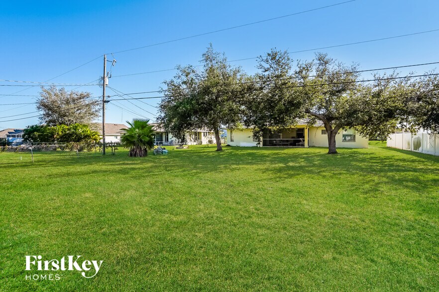 Building Photo - 2711 SW 9th Ave