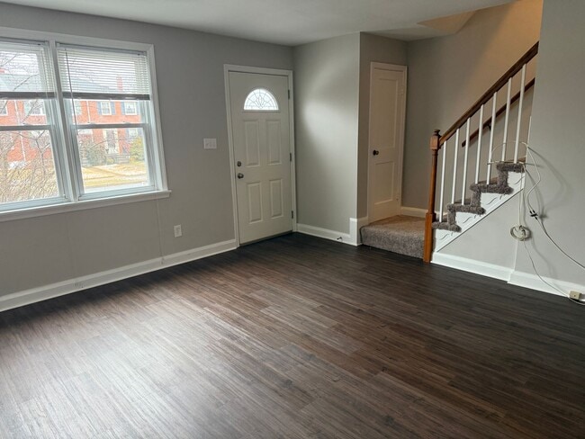 Building Photo - Newly Renovated! Charming & Spacious 3-Bed...