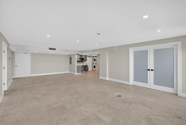 Building Photo - 3200 Port Royale Dr N