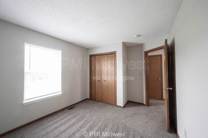 Building Photo - 10325 Liverpool Way