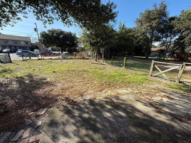 Building Photo - Gulf Breeze - Greenbriar Estates - 2 bedroom, 1 bathroom