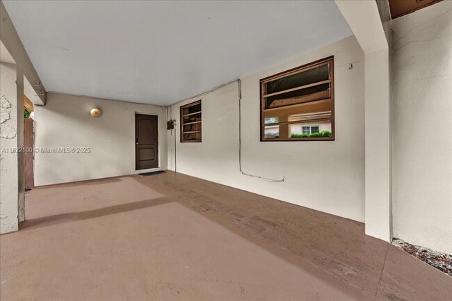 Building Photo - 6221 SW 35th St