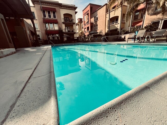 Building Photo - Renovated Uptown District Top Floor Condo in the Hillcrest