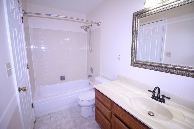 Building Photo - 2022 Redwood Dr