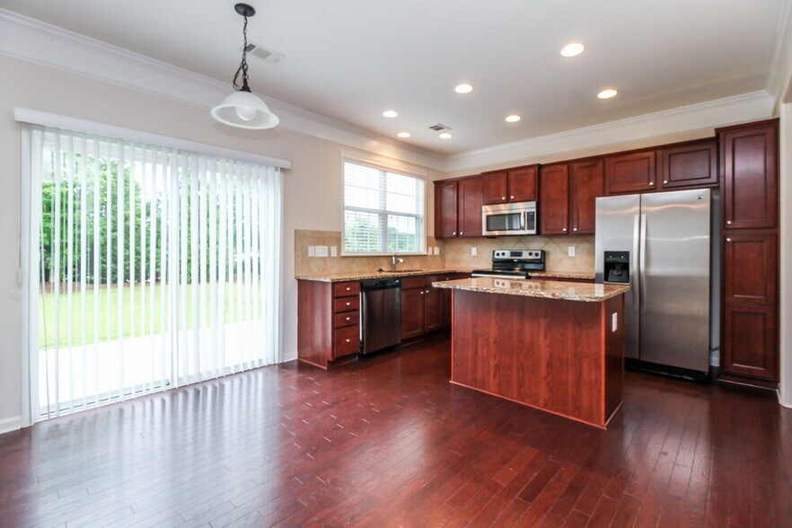 Building Photo - 802 Poplar Terrace