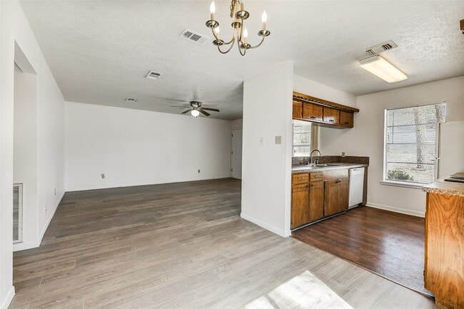 Building Photo - 217 Lazy Ln