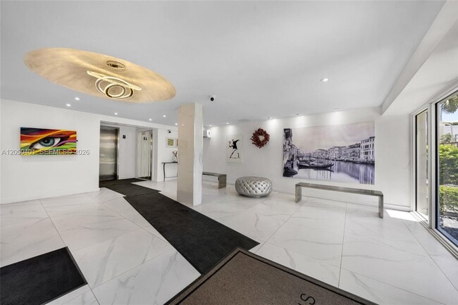 Building Photo - 720 Collins Ave