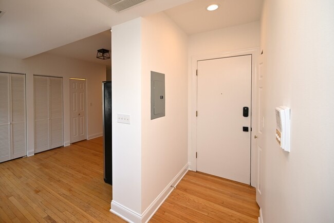 Building Photo - 7404 N Oakley Ave