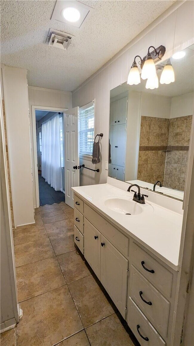 Building Photo - Charming 3-Bed, 2-Bath Oasis on West 6th Street - Spacious 2,685 Sq Ft Home in McGregor, TX!