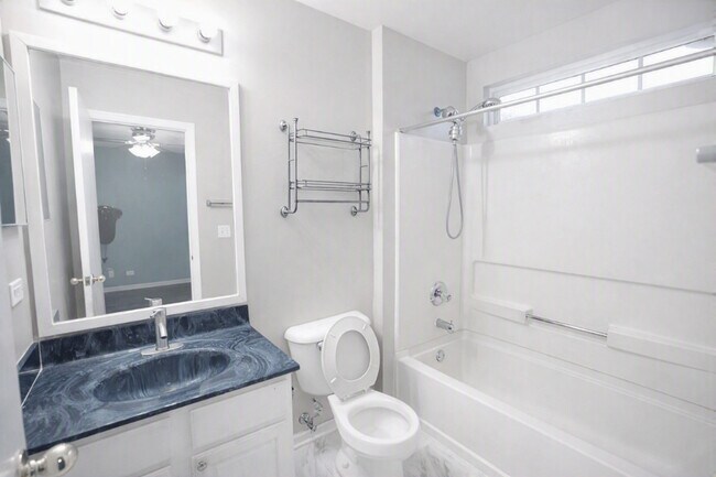 Building Photo - 318 Abington Woods Dr