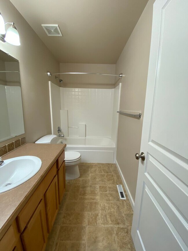 Building Photo - Lovely 4 Bedroom (+ Large bonus room) in B...