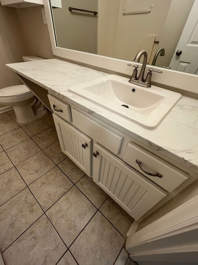 Building Photo - 2 Bedroom 1 Bath Upstairs Condo with MANY upgrades in Hunters Chase