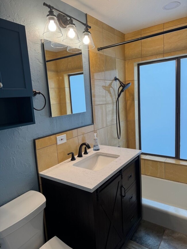 Building Photo - 837 Country Club Dr